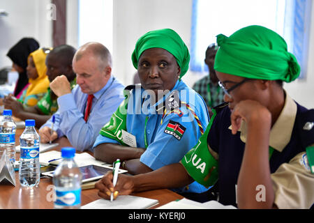 Die Teilnehmer nehmen am 31. Oktober 2017 an einem Workshop in Mogadischu Teil, um die Gender-Mainstreaming-Strategie der Mission der Afrikanischen Union in Somalia (AMISOM) zu überprüfen und zu aktualisieren. Stockfoto