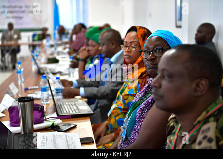 Teilnehmer an einem Workshop in Mogadischu am 31. Oktober 2017, in dem die Strategie für das Gender-Mainstreaming der Mission der Afrikanischen Union in Somalia (AMISOM) überprüft und aktualisiert wurde. Stockfoto