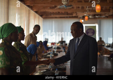 Botschafter Francisco Madiera, Leiter der Mission der Afrikanischen Union in Somalia (AMISOM), begrüßt die Teilnehmer bei der Eröffnung des Workshops für die Ausbildung von Frauen und Männern im Sicherheitssektor für somalische Streitkräfte am 22. November 2017 in Mogadischu (Somalia). Stockfoto
