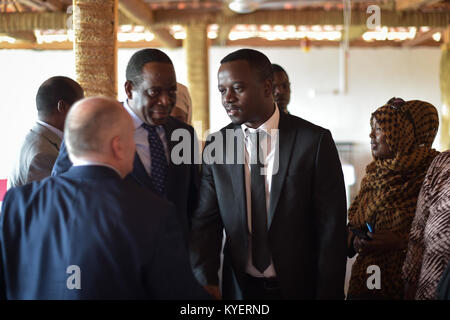 Leiter der Mission AMISOM und SRCC Ambasdsador Francisco Madiera grüßt die Stellvertretender Minister des Ministeriums für Verteidigung, Olad A. Roobe und andere Teilnehmer bei der Eröffnung des Sicherheitssektors Gender Training Workshop für SNF, FGS, und FMS Kräfte in Mogadischu, Somalia, am 22. November 2017. Die AMISOM Foto Stockfoto