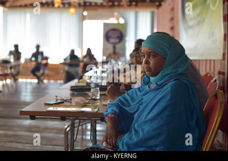 Ein Foto der Teilnehmer während der Eröffnung des Workshops zur Gender-Schulung des Sicherheitssektors in Mogadischu, Somalia, am 22. November 2017. Der Workshop zielte darauf ab, die Gleichstellung der Geschlechter innerhalb der somalischen nationalen Sicherheitskräfte (SNF), der somalischen Bundesregierung (FGS) und der somalischen maritimen Sicherheitskräfte (FMS) zu fördern. Stockfoto