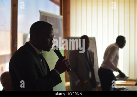 Stellvertretender Minister des Ministeriums für Verteidigung, Olad A. Roobe, spricht bei der Eröffnung des Sicherheitssektors Gender Training Workshop für SNF, FGS, und FMS Kräfte in Mogadischu, Somalia, am 22. November 2017. Die AMISOM Foto Stockfoto