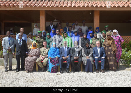 Dieses Gruppenfoto zeigt die Teilnehmer des Gender Training Workshop für den Sicherheitssektor, der am 22. November 2017 für SNF-, FGS- und FMS-Truppen in Mogadischu, Somalia, stattfand. Der Workshop konzentrierte sich auf die Gleichstellung der Geschlechter in den Rollen des Sicherheitssektors. Stockfoto