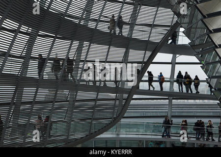 Besucher in der Kuppel des Reichstages von dem britischen Architekten Norman Foster in Berlin, Deutschland. Stockfoto