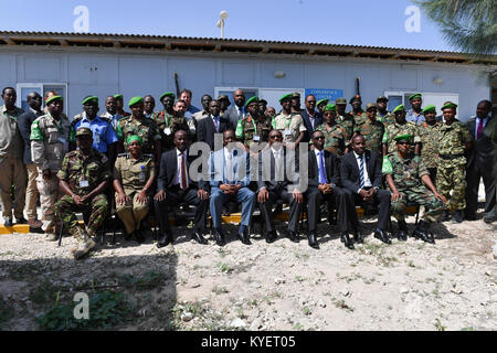 Gruppenfoto hochrangiger Diplomaten und Militärbeamter der Mission der Afrikanischen Union in Somalia (AMISOM) und der Vereinten Nationen, darunter Botschafter Francisco Madeira und Generalmajor Nathan Mugisha, aufgenommen während einer Brainstorming-Sitzung. Stockfoto