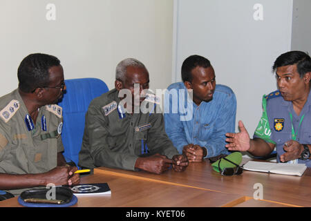 Brigadier Anand Pillay (rechts), den Polizeichef von der Mission der Afrikanischen Union in Somalia (AMISOM) trifft sich mit führenden Offizieren der somalischen Polizei während eines Besuchs in einem Polizei Training Center in Beletweyne, Somalia am 9. August 2017. Die AMISOM Foto Stockfoto