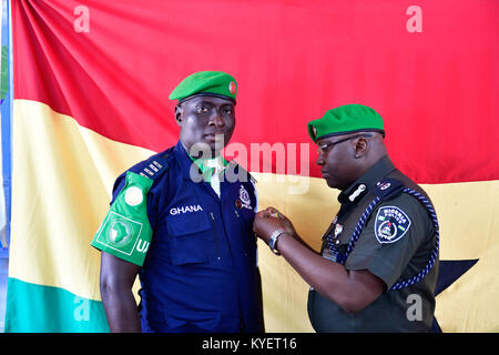 Rex Dundun, die Mission der Afrikanischen Union in Somalia (AMISOM) Polizei Stabschef, Stifte, eine Medaille an einer ghanaischen Polizisten, der seine Tour der Aufgabe im Rahmen der AMISOM abgeschlossen. Dies wurde bei einer Abschiedszeremonie in Mogadischu am 16. Dezember 2017. Die AMISOM Foto/Ilyas Ahmed Stockfoto