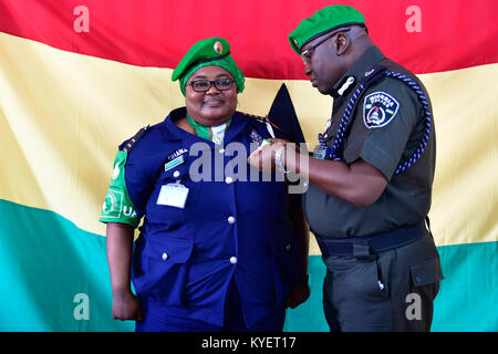 Rex Dundun, die Mission der Afrikanischen Union in Somalia (AMISOM) Polizei Stabschef, Stifte, eine Medaille an einer ghanaischen Polizisten, ihre Tour im Rahmen der AMISOM abgeschlossen. Dies wurde bei einer Abschiedszeremonie in Mogadischu am 16. Dezember 2017. Die AMISOM Foto/Ilyas Ahmed Stockfoto