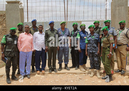 Brigadier Anand Pillay, den Polizeichef von der Mission der Afrikanischen Union in Somalia (AMISOM) von leitenden Beamten der AMISOM und die somalische Polizei begleitet posieren für ein Gruppenfoto während eines Besuchs in einem Polizei Training Center in Beletweyne, Somalia am 9. August 2017. Die AMISOM Foto Stockfoto