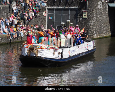 Ein Foto, das Boot 9 'Cordaan' während der Canal Parade in Amsterdam 2017 zeigt. Das Bild fängt das pulsierende Ereignis mit dekorierten Booten ein, die an der berühmten Parade entlang der Kanäle teilnehmen. Stockfoto