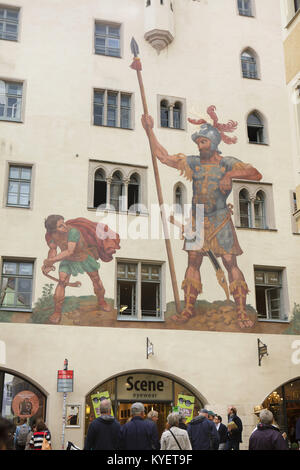 David und Goliath in dem Wandbild von 1573 datiert auf das goliathhaus in Regensburg in Bayern, Deutschland dargestellt. Stockfoto