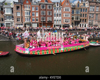 Ein lebhaftes Foto von Boot 22, „Pink Marrakesch“, das 2017 an der Canal Parade in Amsterdam teilnahm. Das Bild fängt die festliche Atmosphäre und das dekorierte Thema des Bootes ein, das einen Teil der jährlichen Stolz-Feier der Stadt darstellt. Stockfoto