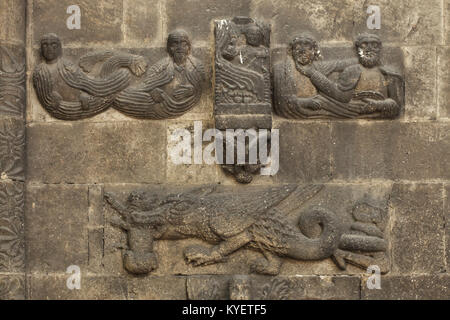 Dragon schlucken ein Löwe und Jungfrau mit menschlichen Figuren streicheln einander in der Einstellung der Harmonie im Schottenportal (Scots Portal) im Schottenkloster (Scots Kloster) in Regensburg in Bayern, Deutschland dargestellt umgeben. Stockfoto