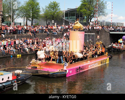 Foto von Boot 34, Teil der Canal Parade in Amsterdam, aufgenommen während der Veranstaltung 2017. Auf der Parade wurden farbenfrohe, dekorierte Boote gezeigt, die den Stolz der LGBTQ+ feierten. Stockfoto