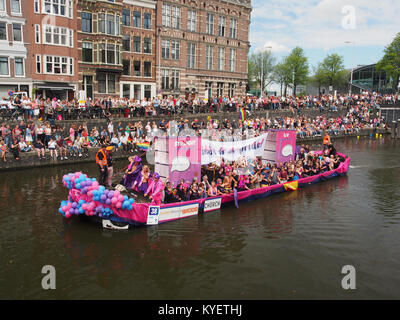 Ein Foto von Boot 38 mit dem Namen „This is BI-Pride“ während der Canal Parade 2017 in Amsterdam, das eine lebhafte und farbenfrohe Darstellung von Stolz und Inklusivität zeigt. Stockfoto