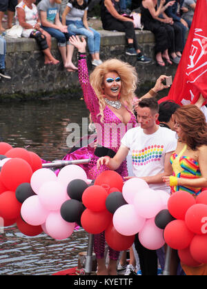 Foto von Boot 65, das das PvdA Roze Netwerk repräsentiert, während der Canal Parade 2017 in Amsterdam. Die Veranstaltung ist Teil der jährlichen LGBTQ+-Stolz-Feiern der Stadt, die die Unterstützung für Gleichheit und Vielfalt zum Ausdruck bringen. Stockfoto