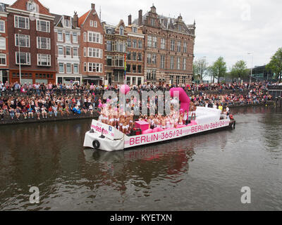 Foto von Boot 74 „Pink Pillow“ während der Canal Parade in Amsterdam, 2017. Das Boot, angetrieben von visitBerlin, ist Teil der festlichen und farbenfrohen Veranstaltung auf den Kanälen. Stockfoto