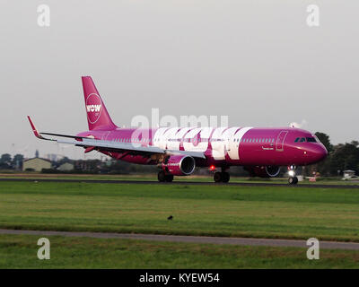 TF-GMA WOW air Airbus A 321-211 (WL) Landung am Flughafen Schiphol (EHAM-AMS) Start- und Landebahn 18R Bild 5 Stockfoto