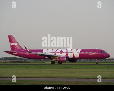 TF-GMA WOW air Airbus A 321-211 (WL) Landung am Flughafen Schiphol (EHAM-AMS) Start- und Landebahn 18R Bild 4 Stockfoto