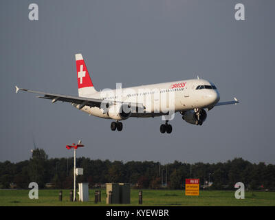 HB-IOC SWISS Airbus A 321-111 Landung am Flughafen Schiphol (EHAM-AMS) Start- und Landebahn 18R Bild 2 Stockfoto