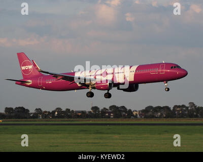 TF-GMA WOW air Airbus A 321-211 (WL) Landung am Flughafen Schiphol (EHAM-AMS) Start- und Landebahn 18R Bild 3 Stockfoto