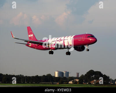 TF-GMA WOW air Airbus A 321-211 (WL) Landung am Flughafen Schiphol (EHAM-AMS) Start- und Landebahn 18R Bild 2 Stockfoto