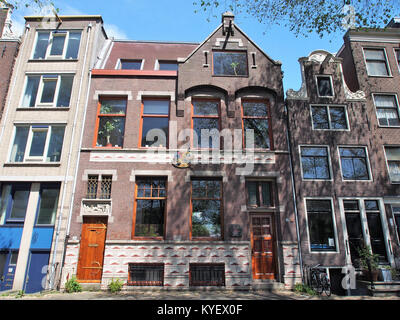 Ein Foto, das die Wittenburgergracht, eine Straße in Amsterdam, mit Gebäuden in den Gebäuden 247-251, zeigt. Das Bild zeigt die historische Architektur der Gegend und spiegelt die Stadtlandschaft Amsterdams im späten 19. Oder frühen 20. Jahrhundert wider. Stockfoto