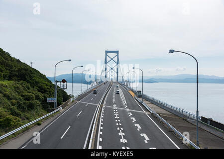 Onaruto Brücke Blick von Naruto Stadt, Präfektur Tokushima, Japan. Hier ist berühmt für Uzushio (Whirlpools in Japanisch). Stockfoto