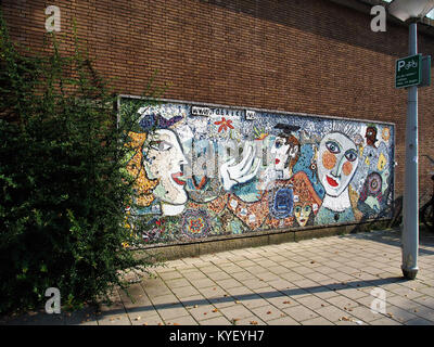 Pontanusstraat Straße in Amsterdam, die Überreste der Zivilisation in den Werken des Künstlers Fabrice aus der Serie „Scherven van Beschaving“ aus dem Jahr 2010 zeigt. Stockfoto