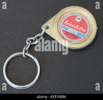 Ein Nahaufnahme eines „Sleutelhanger Fricoletta“, ein Schlüsselanhänger mit einem kleinen dekorativen Objekt. Das Bild konzentriert sich auf das Design und die komplizierten Details des Schlüsselanhängers und zeigt seine Handwerkskunst und seinen ästhetischen Reiz. Stockfoto