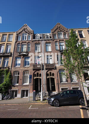 Ein Foto am Linnaeusparkweg, das die städtische Landschaft und die Grünflächen zeigt, die typisch für die Gegend von Amsterdam sind. Stockfoto