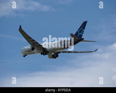 Ein Air Transat Airbus A330-243 mit der Zulassung C-GUFR startet vom Flughafen Schiphol in Amsterdam, Niederlande. Das Bild fängt das Flugzeug während des Fluges ein und betont dessen Start und die geschäftige Flughafenumgebung. Stockfoto