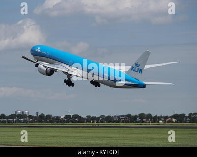 Die KLM Boeing 777-306(er), eingetragen PH-BVO, startet vom Flughafen Schiphol (AMS) in den Niederlanden. Das Bild zeigt den Aufstieg des Flugzeugs zu Beginn seiner Reise. Stockfoto