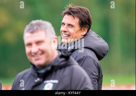 FOA SPORT BILD SCHREIBTISCH Montag, 06. November 2017 dargestellt: Wales Manager Chris Coleman (rechts) Re: Wales International Soccer Team Training an der Vale Resort, Cardiff, Wales, Großbritannien Stockfoto