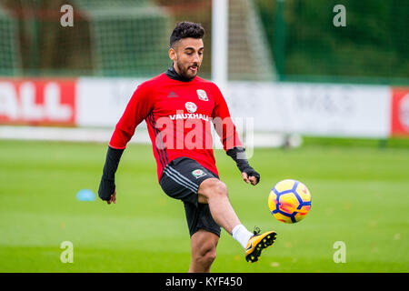 FOA SPORT BILD SCHREIBTISCH Montag, 06. November 2017 dargestellt: Neil Taylor in Aktion Re: Wales International Soccer Team Training an der Vale Resort, Cardiff, Wales, Großbritannien Stockfoto