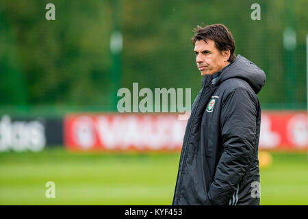 FOA SPORT BILD SCHREIBTISCH Montag, 06. November 2017 dargestellt: Wales Manager Chris Coleman sieht auf Re: Wales International Soccer Team Training an der Vale Resort, Cardiff, Wales, Großbritannien Stockfoto