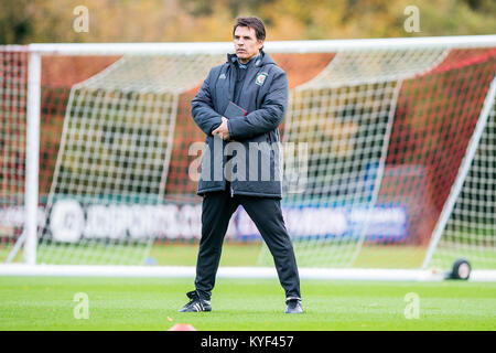 FOA SPORT BILD SCHREIBTISCH Montag, 06. November 2017 dargestellt: Wales Manager Chris Coleman sieht auf Re: Wales International Soccer Team Training an der Vale Resort, Cardiff, Wales, Großbritannien Stockfoto