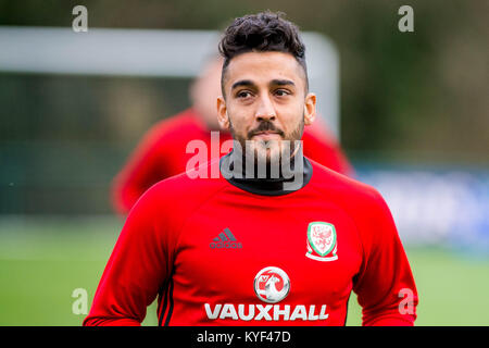 FOA SPORT BILD SCHREIBTISCH Montag, 06. November 2017 dargestellt: Neil Taylor erwärmt sich während der Sitzung Re: Wales International Soccer Team Training an der Vale Resort, Cardiff, Wales, Großbritannien Stockfoto