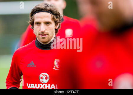 FOA SPORT BILD SCHREIBTISCH Montag, 06. November 2017 im Bild: Joe Allen erwärmt sich während der Sitzung Re: Wales International Soccer Team Training an der Vale Resort, Cardiff, Wales, Großbritannien Stockfoto