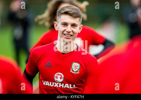 FOA SPORT BILD SCHREIBTISCH Montag, 06. November 2017 im Bild: Ben Woodburn erwärmt sich während der Sitzung Re: Wales International Soccer Team Training an der Vale Resort, Cardiff, Wales, Großbritannien Stockfoto