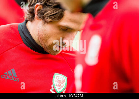 FOA SPORT BILD SCHREIBTISCH Montag, 06. November 2017 im Bild: Joe Allen erwärmt sich während der Sitzung Re: Wales International Soccer Team Training an der Vale Resort, Cardiff, Wales, Großbritannien Stockfoto