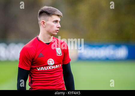 FOA SPORT BILD SCHREIBTISCH Montag, 06. November 2017 im Bild: Ben Woodburn erwärmt sich während der Sitzung Re: Wales International Soccer Team Training an der Vale Resort, Cardiff, Wales, Großbritannien Stockfoto