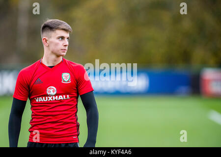 FOA SPORT BILD SCHREIBTISCH Montag, 06. November 2017 im Bild: Ben Woodburn erwärmt sich während der Sitzung Re: Wales International Soccer Team Training an der Vale Resort, Cardiff, Wales, Großbritannien Stockfoto