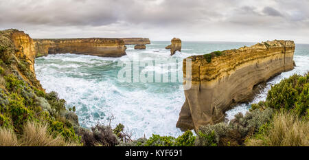 Loch Ard Gorge und seiner charakteristischen Felsformationen: Salz und Pfeffer und Razorback im Port Campbell National Park Stockfoto