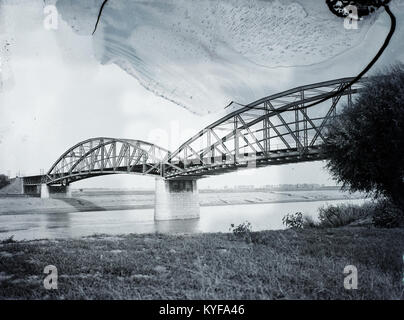 Die Eisenbahnbrücke über den Fluss Tisza in Ungarn ist ein Ingenieurbauwerk, das sich durch ihre Konstruktion, ihren Bau und ihre Rolle im Regionalverkehr auszeichnet. Stockfoto