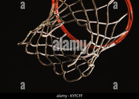 Basketballkorb in dunklen, durch Basketball yard Lämpchen beleuchtet. Stockfoto