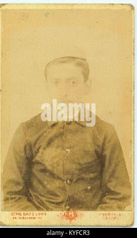 Dieses Vintage-Schrankfoto zeigt einen unbekannten Mann aus Bombay, Indien, der einen Moment aus dem späten 19. Oder frühen 20. Jahrhundert einfängt. Das Bild bietet einen Einblick in die Kleidung und den Fotostil dieser Epoche. Stockfoto