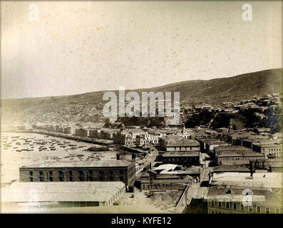 Panoramaaufnahme vom Cerro Artillería in Valparaíso, Chile, mit dem Hafen, Küstenstädten, Hügeln, und umliegende städtische Gebiete. Stockfoto