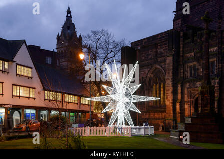 Weihnachtsbeleuchtung außerhalb der Kathedrale im Stadtzentrum von Chester GROSSBRITANNIEN Stockfoto