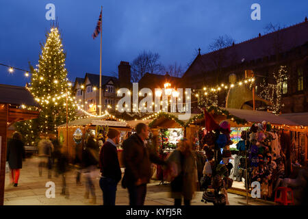 Der Weihnachtsmarkt vor dem Rathaus im Stadtzentrum von Chester GROSSBRITANNIEN Stockfoto